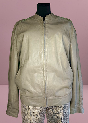Кожаная куртка оливкового цвета