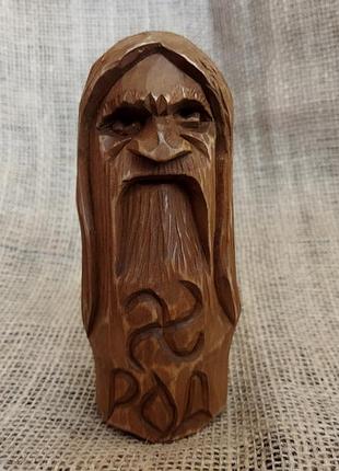 Статуетка бога рода з дерева. різьба по дереву. ручна робота.