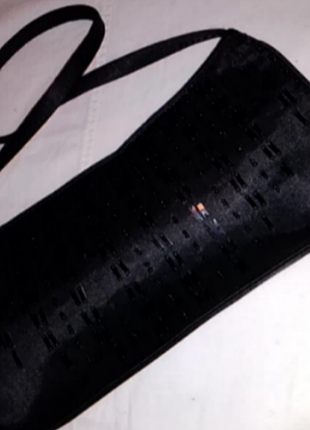 Черная дамская сумочка украшена маечками и бисером