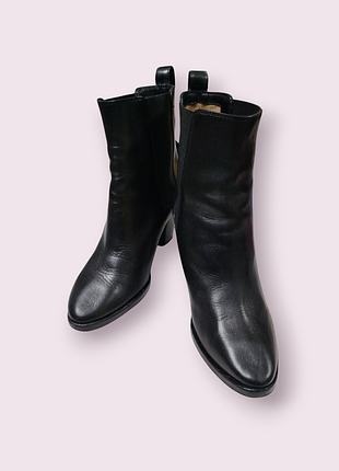 Женская кожаная обувь на каблуке в хорошем состоянии