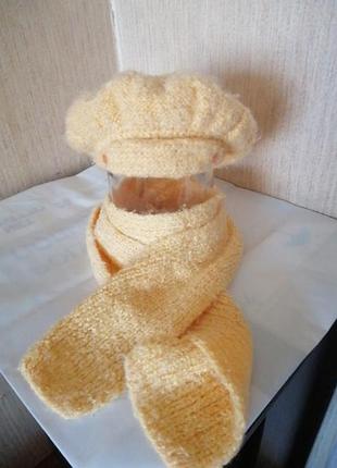 Кепка , шарф.