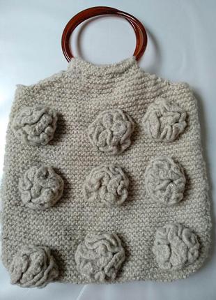Сумка вязаная украшена цветами