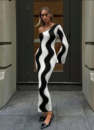 Довга максі в'язана сукня футляр на одне плече