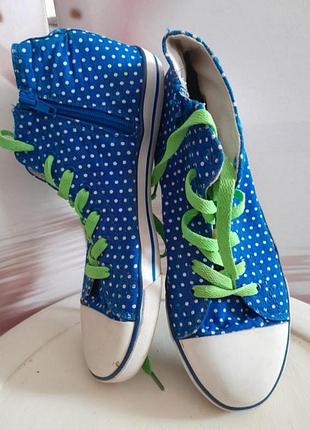 Кеды чини в горох с зелеными шнурками