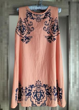 Платье с элементами вышивки