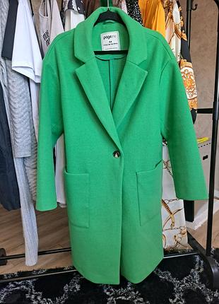 Гарне пальто яскраво зеленого кольору