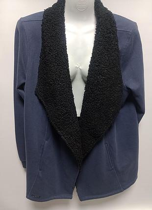 Кардиган, жакет.
темно синий цвет