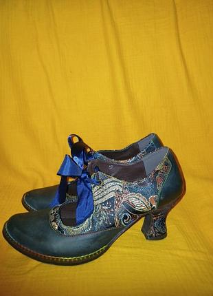 Туфли ручной работы 
женские туфли-мери джейн с узорчатой тканью и синими лентами-шнуровками.