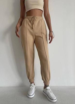 Женские теплые спортивные штаны джоггеры на флисе на резинке со шнурком с карманами бежевые на осень зима с перестрочками