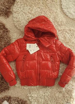 Тепла вкорочена лакова курточка