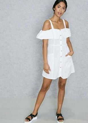 Белое платье на бретельках со спущенными плечами