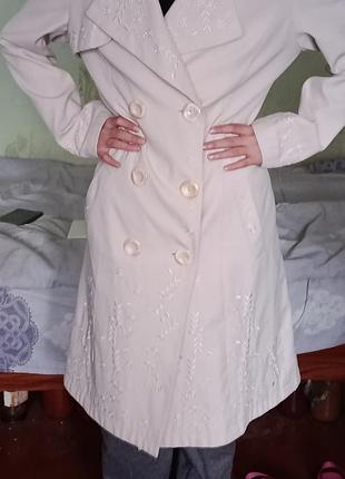 Плащ 44 размер с вышивкой бомбезный