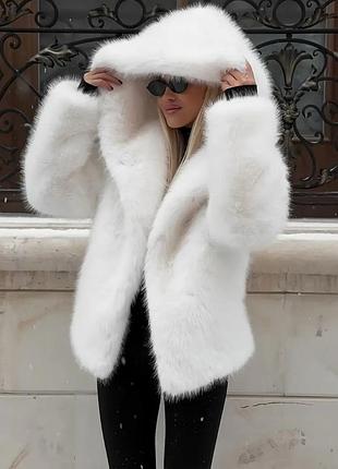 Розкішна шубка з капюшоном