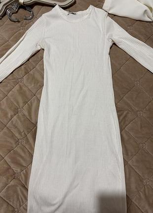 Біла сукня з розрізом