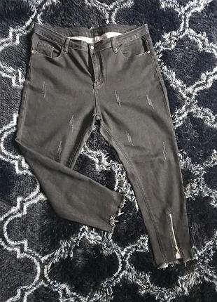 Джинсы укороченные с изменениями на ногах