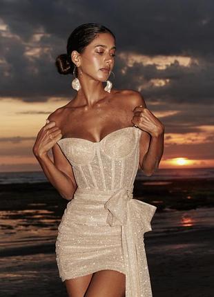 Комплект золотого кольору