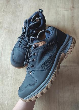 Фирменные женские кожаные кроссовки  human nature,р.39.