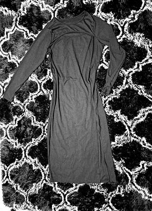 Стильное платье с красивым декольте и разрезом на ноге