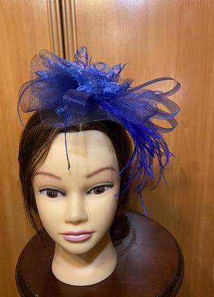 Коктейльний капелюшок, фасцинатор синього кольору із пірʼям страуса