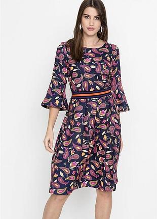 Темно-синее платье с узором пейсли и рукавами-колокольчиками