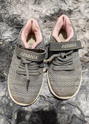 Легенькі кросівки на фізкультуру 30 р.