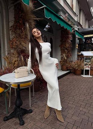 Довга силуетна трикотажна сукня з довгим рукавом