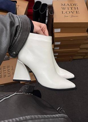 Ботильоны деми белые