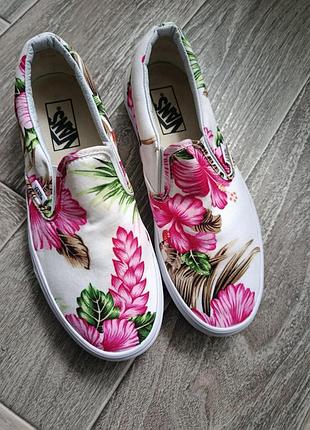 Яркие мокасины