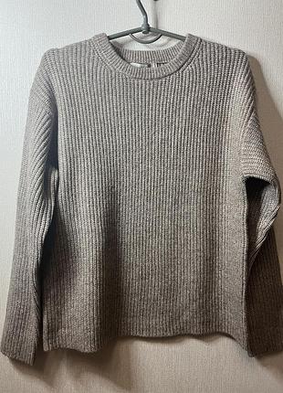 Светр новий, вʼязка крупна, прямий.