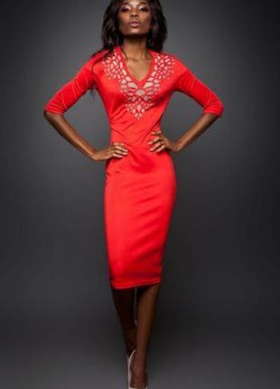 Червоне плаття міді.