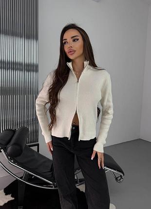 Укорочена в'язана кофта на блискавці з двома бігунками