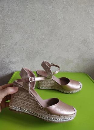 Женские босоножки на плетеной танкетке 38/5 размера от бренда new look