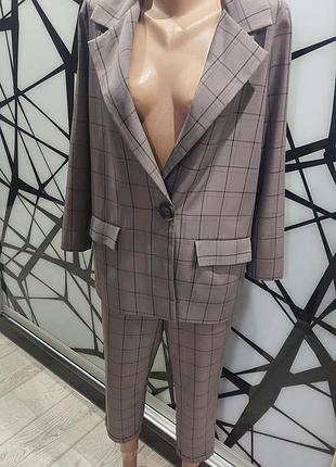 Стильный брючный костюм серого цвета в клетку с укорочеными брюками 42-44
