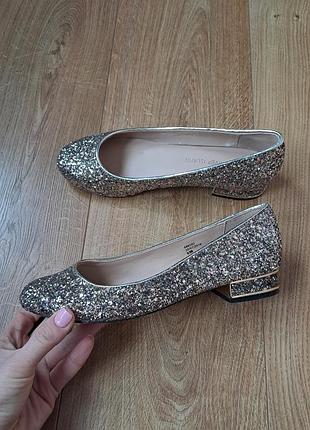 Золотистые нарядные туфли для девочки