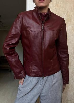 Шкіряна куртка на змійці в кольорі бурунді від kit