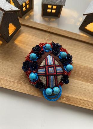 Брошка мотанка берегиня з бірюзою