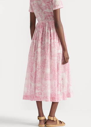 У відтінках рожевого: костюм  dior