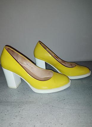Жіночі туфлі-човники attizzare жовтого лакованого кольору