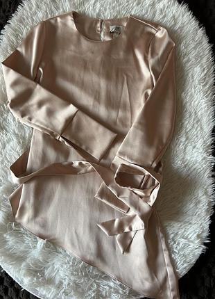 Атласна блуза з поясом у ніжному персиковому кольорі