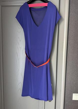 Сукня оригінальна, яскрава, з яскравим поясом, на спині виріз не великий, красивого кольору