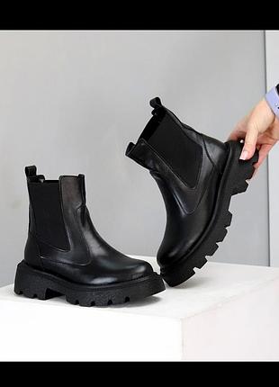 Ботинки женские зимние кожаные черные на утолщенной подошве 25631