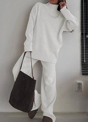 Жіночий стильний костюм двійка теплий оверсайз светр і штани у рубчик молочний
