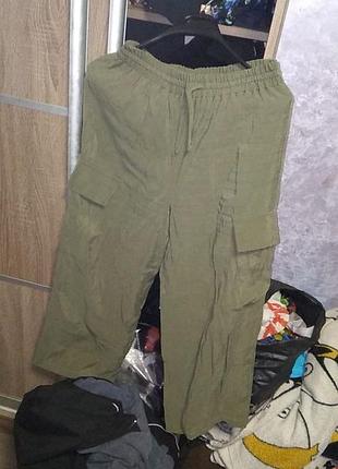 Новые брюки легкие зеленые.