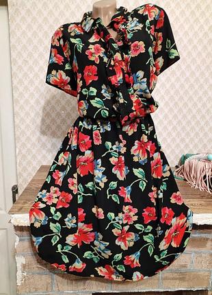 Платье в цветочный принт с пуговицами