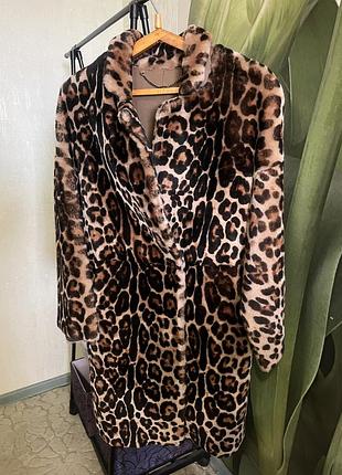 Шикарная женская шубка с красивым принтом