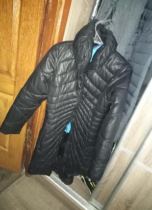 Женская теплая, хорошая черная куртка.