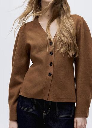 Кардиган карамельний приталений