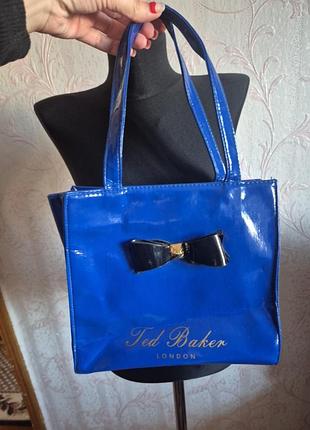 Яркая лакированная сумочка от ted baker