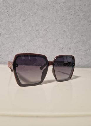 Сонцезахисні окуляри у стилі діор у кольорі бордо