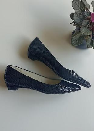 Черные туфли балетки под рептилию